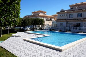 Une grande piscine communautaire pour vous rafraichir