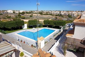 Le solarium avec une vue imprenable sur la piscine