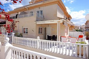 Une grande terrasse entoure la villa