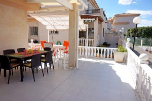 La terrasse est très spacieuse et offre des coins d'ombre agréables